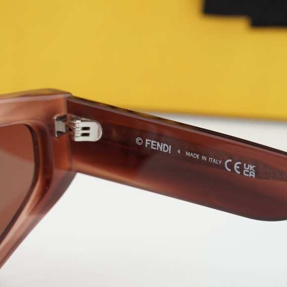 Fendi FE40163U 74S Cat Eye Sunglasses - Striped Pink/Red